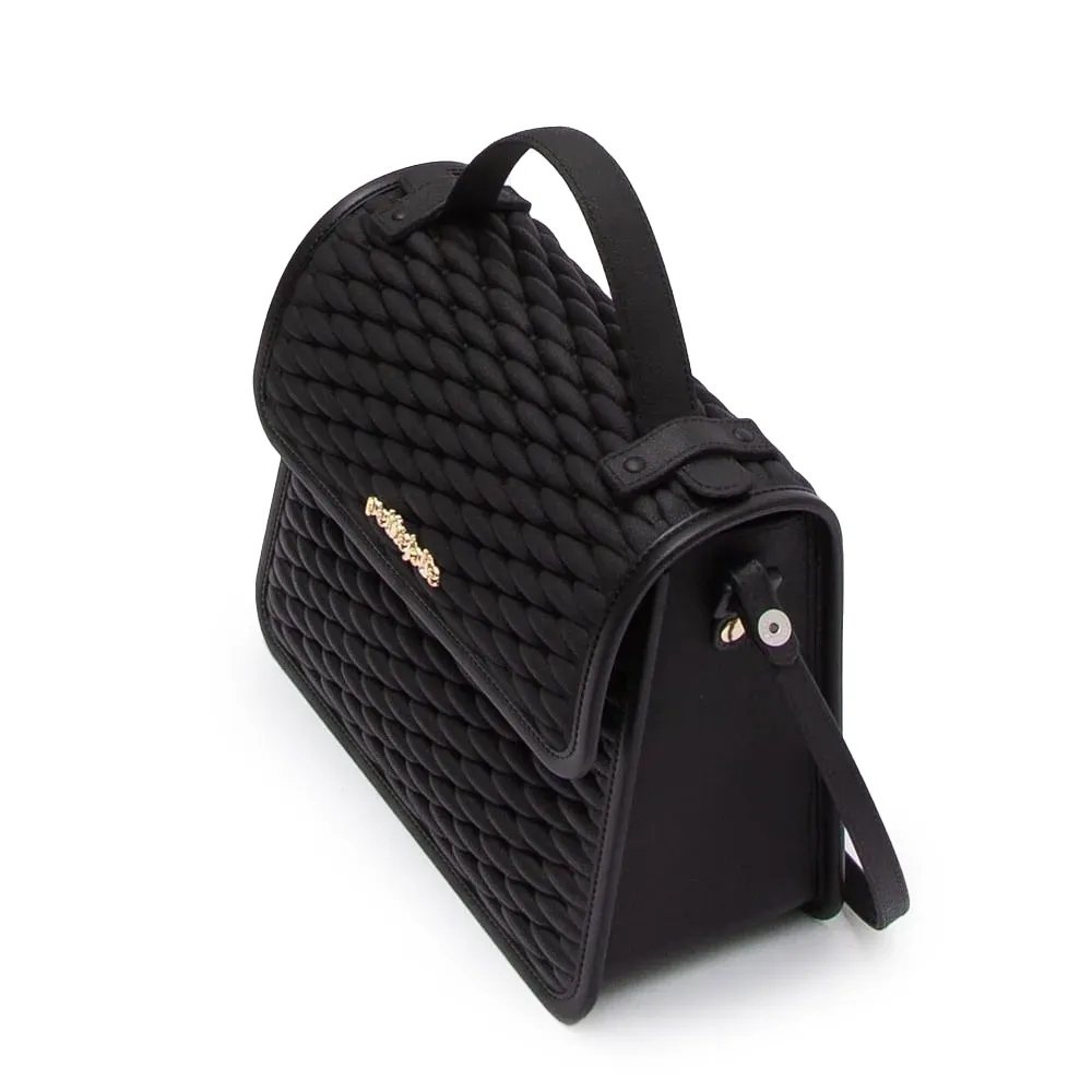 Visão lateral da bolsa Petite Jolie Vic II preta mostrando textura 3D e alça regulável